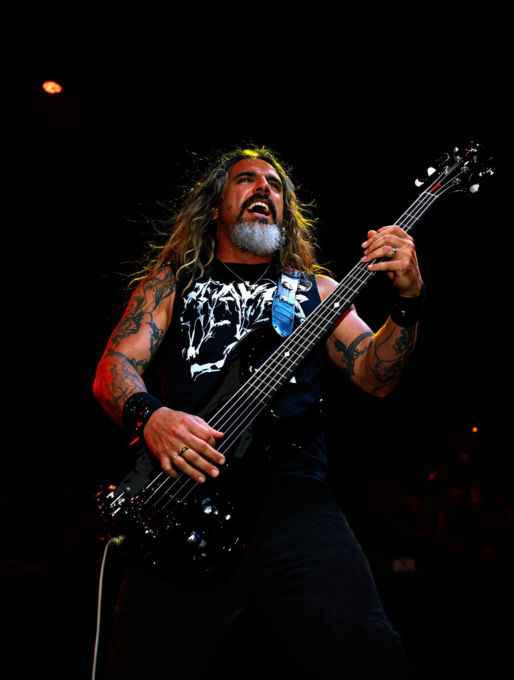 Tom Araya sur scène : la basse comme un cœur battant sous l’orage sonore du metal