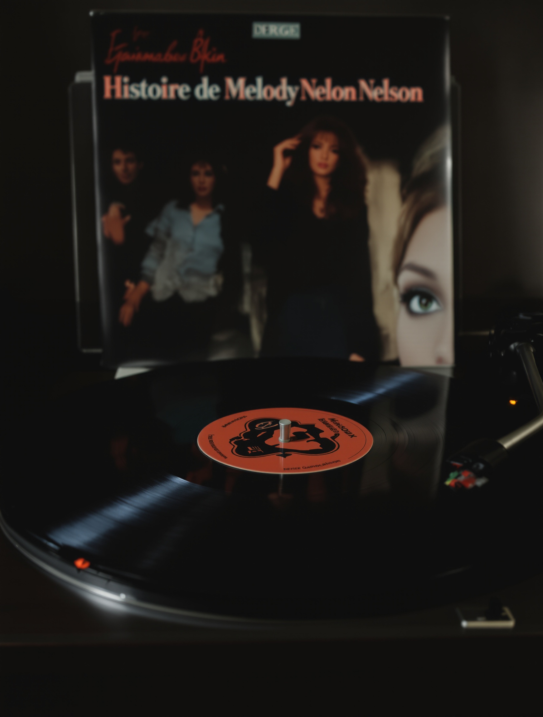 Vinyle Histoire de Melody Nelson posé sur platine vintage – focus sur artwork Jane Birkin et sillons vibrants