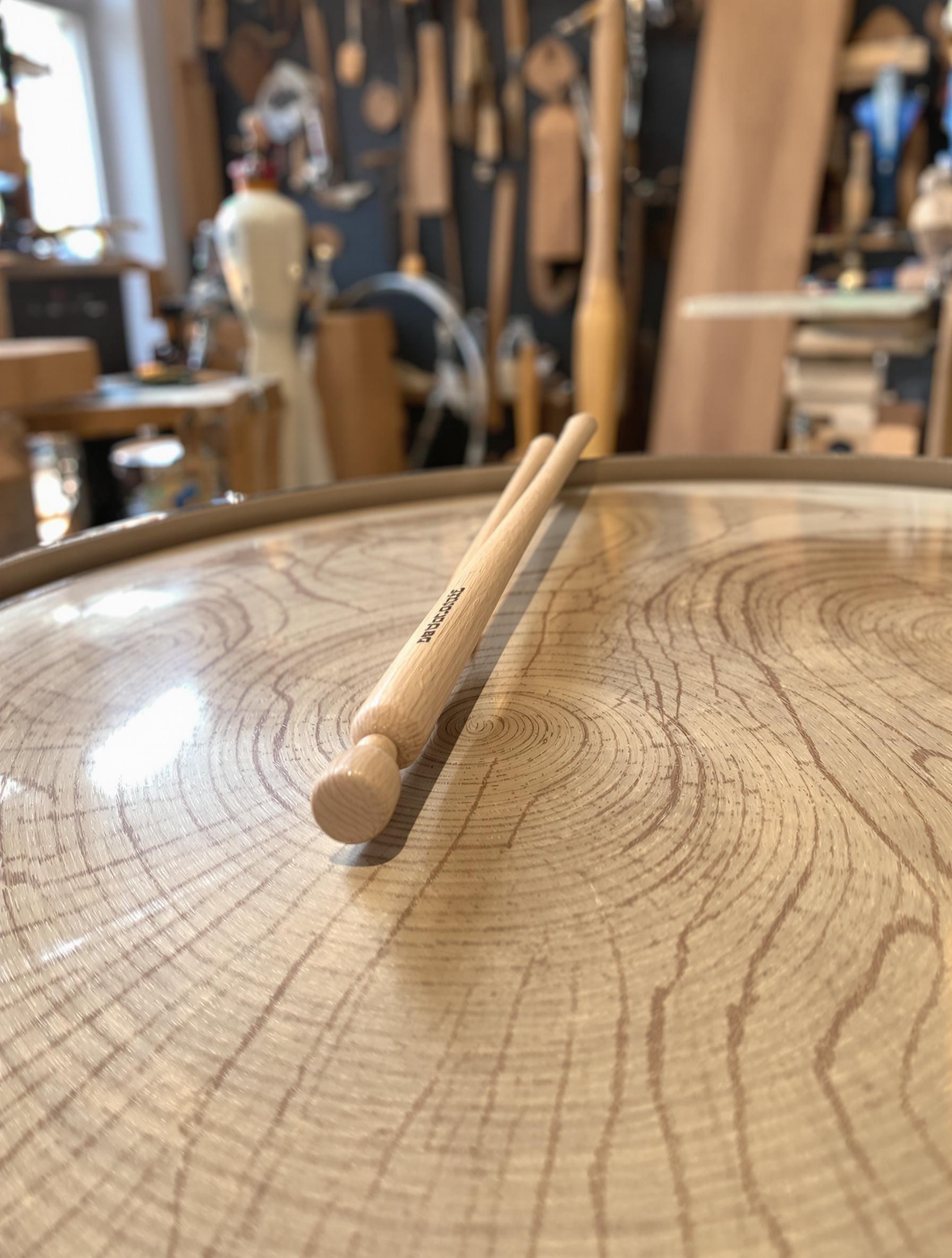 Zoom sur une caisse claire en bois naturel d'une batterie junior